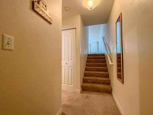 Building Photo - Convient Location on Burke-Gilman Trail! 1bd/1bth Sand Point Condo, $1,875/mo.