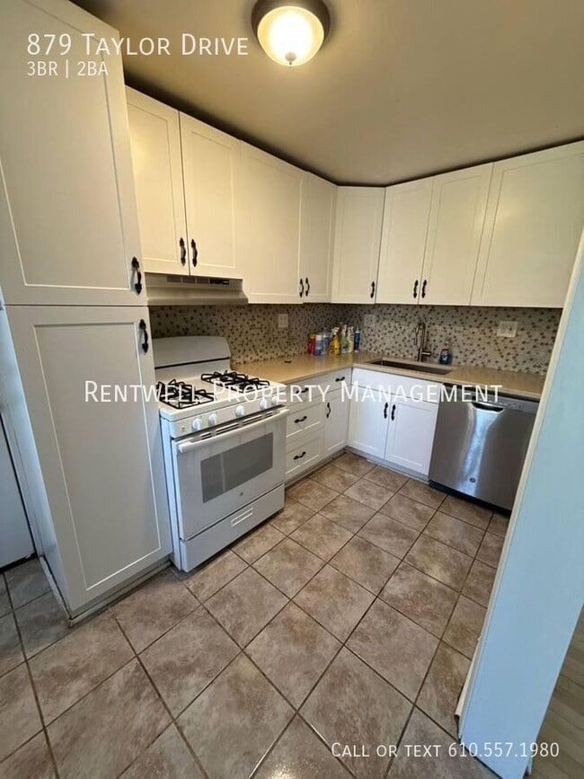 Photo - 879 Taylor Dr House