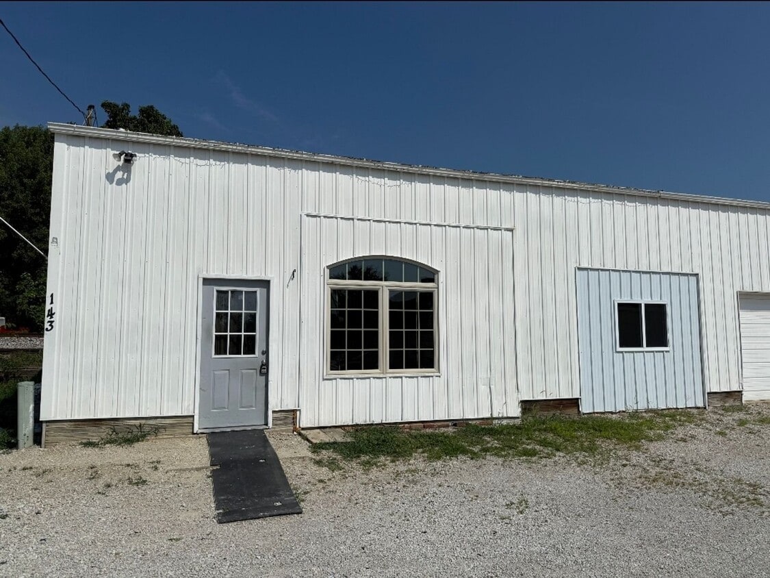 Primary Photo - Blue Mound 1 bed, 1 bath