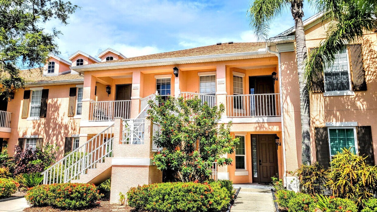 Primary Photo - ANNUAL UNFURNISHED 2 bed 2 bath ground flo...