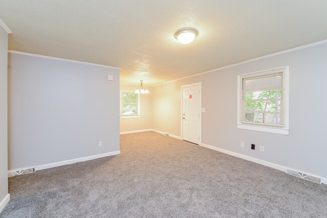 Building Photo - 10 Dearr Dr