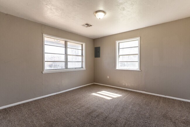 Building Photo - Updated Spacious 6 Bedroom House Available