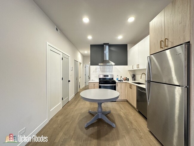 Building Photo - 841 N Mozart St