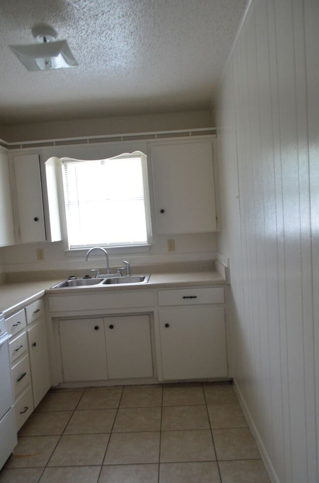 Building Photo - 303 E Avenue A