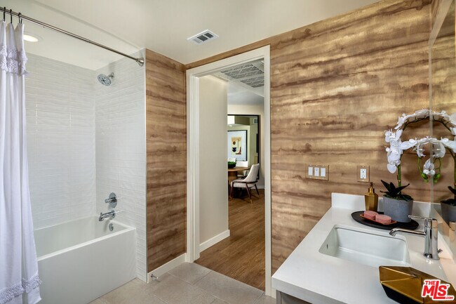 Foto del edificio - 7566 Sunset Blvd