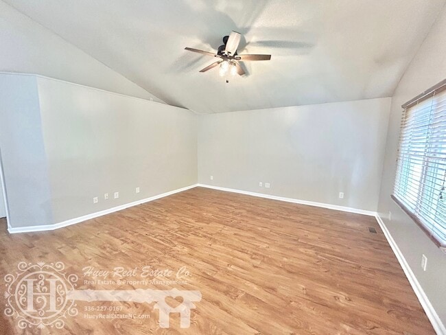 Living Room - 1121 E Gilbreath St