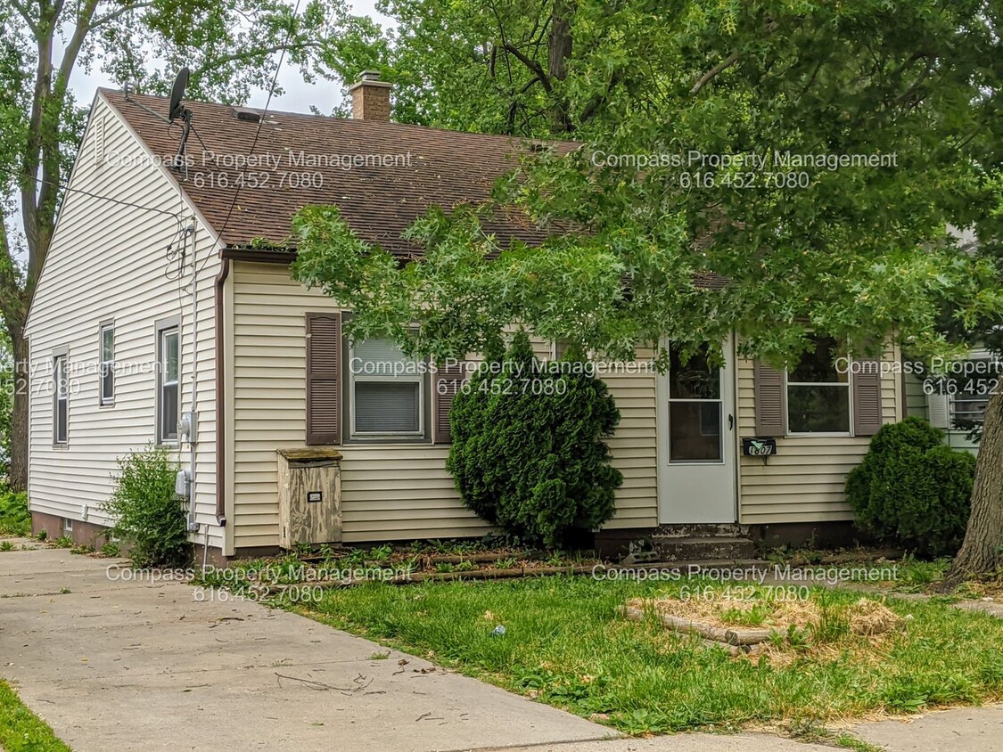 Primary Photo - Adorable 2 Bedroom Bungalow For Rent!