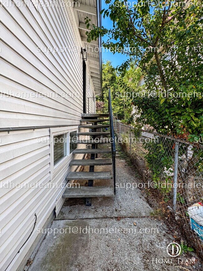 Foto del edificio - "Charming 4-Bedroom Home with Scenic Views & Finished Basement in Renton!"