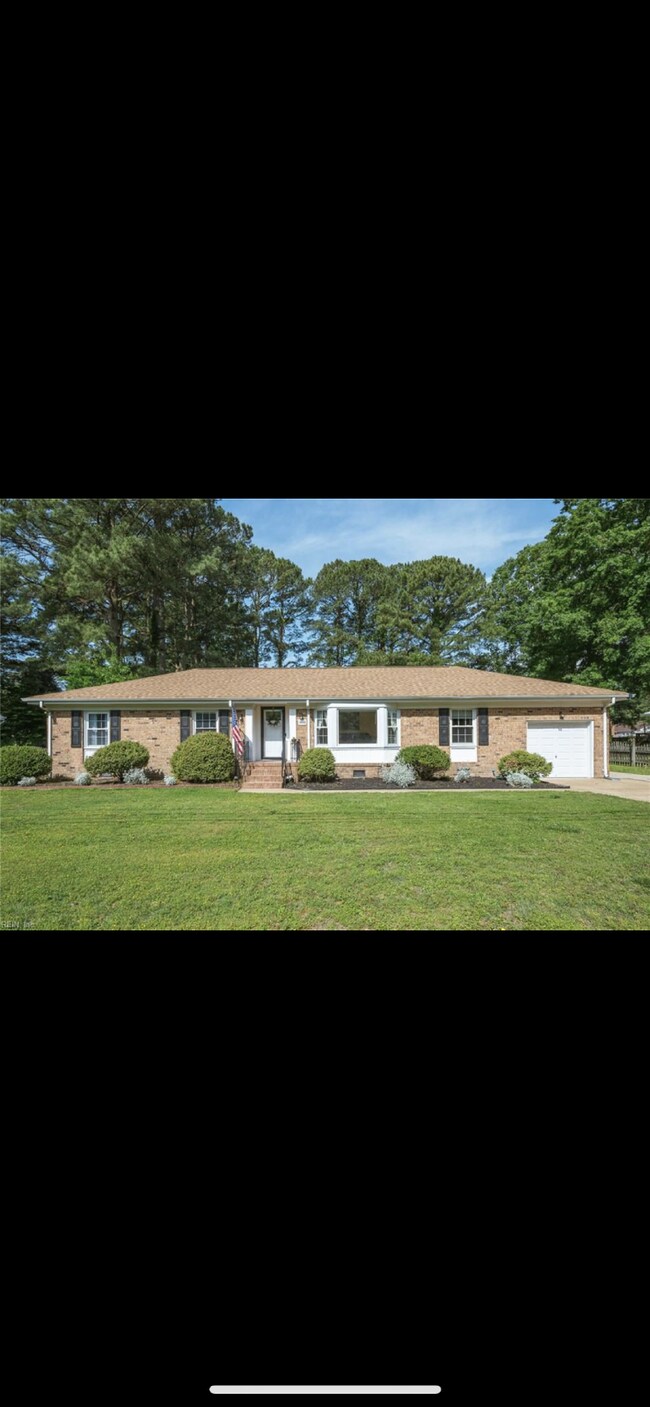 Foto del edificio - "Charming 4-Bedroom Portsmouth Retreat with Fireplace & Gleaming Hardwood Floors-Room Rental Offe...