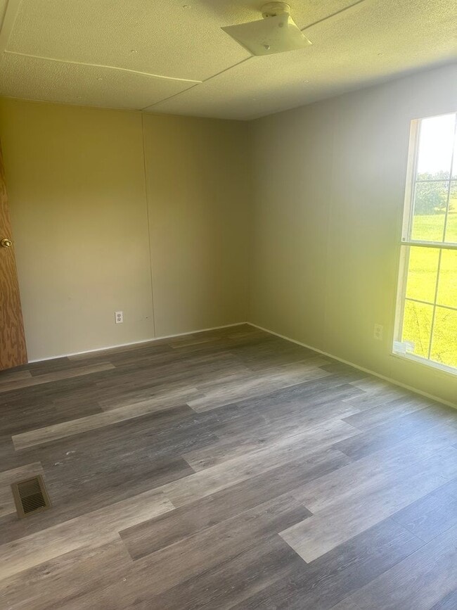 Building Photo - 3 bedroom, 2 bath single wide mobile home