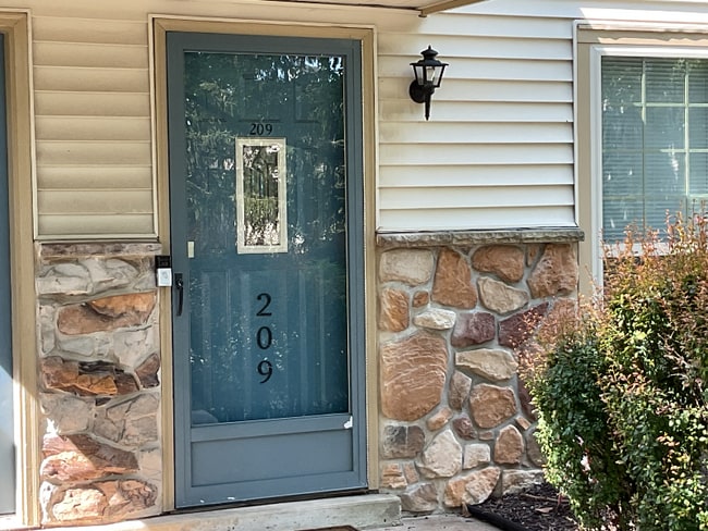 Building Photo - 209 Foxmeadow Dr