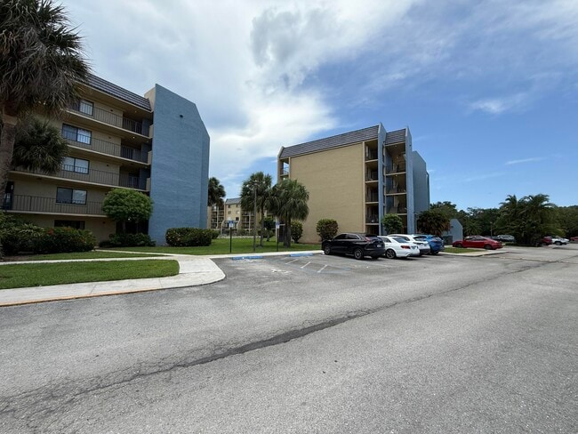 Foto del edificio - 2788 Tennis Club Dr