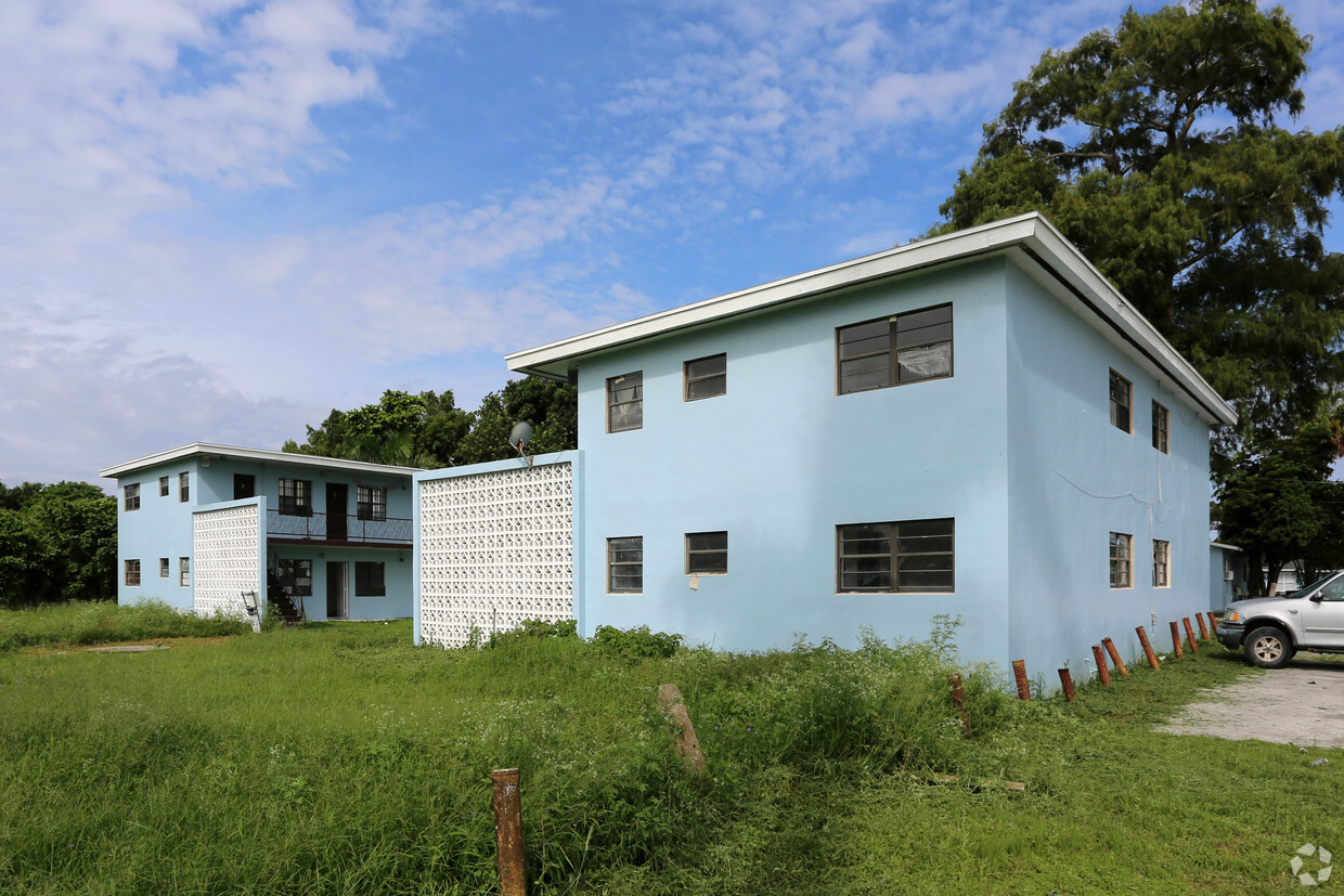 Primary Photo - Lakeshore Apartments