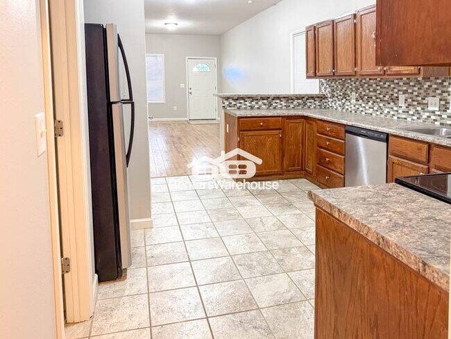 Foto del edificio - Sunnyside 3 Bedroom 1 Bathroom Lower Unit Available NOW!