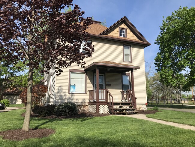 Building Photo - 837 N Rochester St