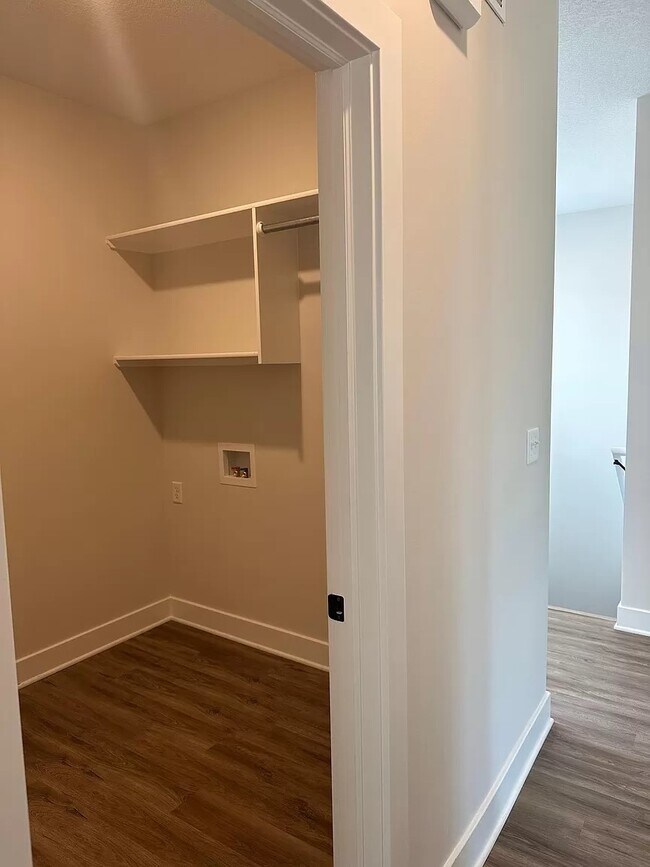 Foto del edificio - 1130 N Broadview Ln