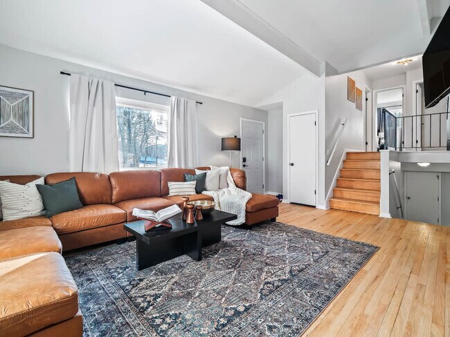 Foto del edificio - 676 Treeside Dr