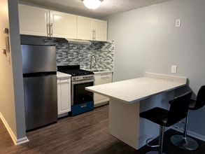 Building Photo - 10 Kenmar Dr