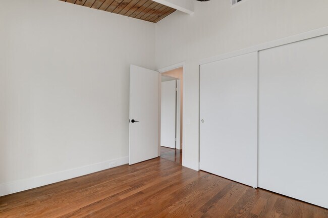 Building Photo - 4373 Loma Riviera Ct