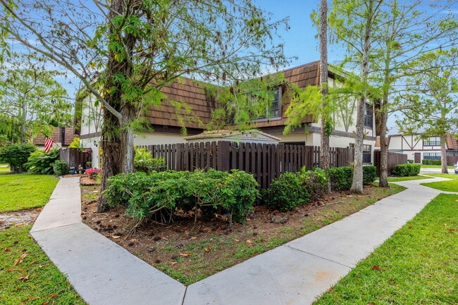 Building Photo - 111 Weybridge Cir