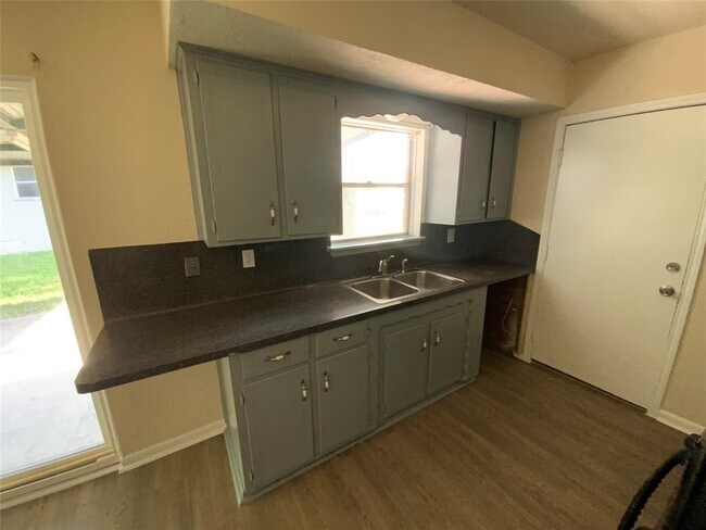 Building Photo - 414 Branding Iron Ln