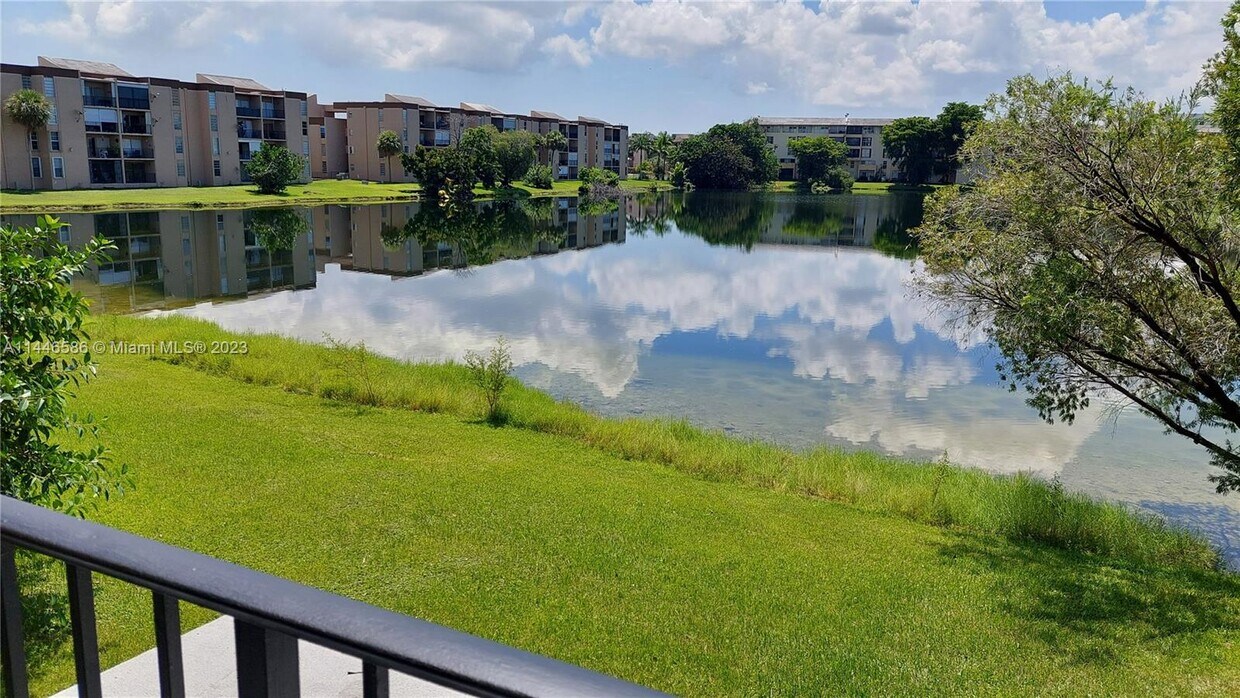 Primary Photo - 8895 Fontainebleau Blvd