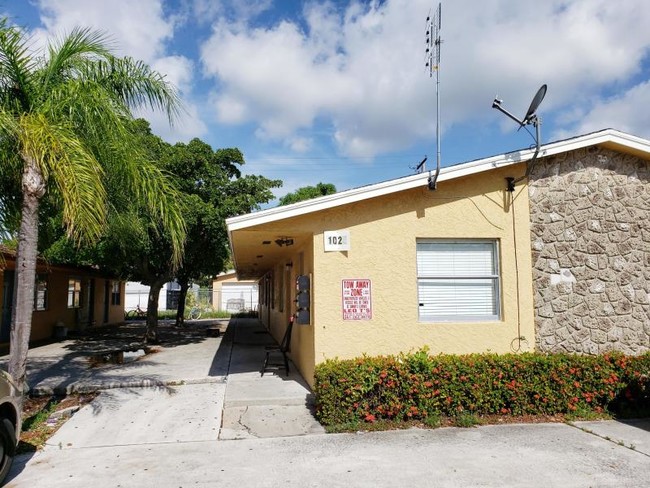 Building Photo - 2/1  Duplex in Lake Worth