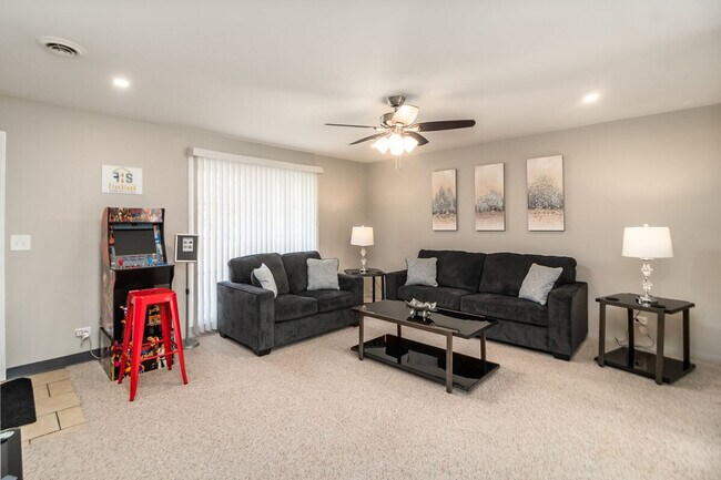 Building Photo - 15133 Huntington Ct