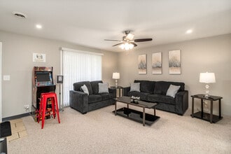 Building Photo - 15133 Huntington Ct