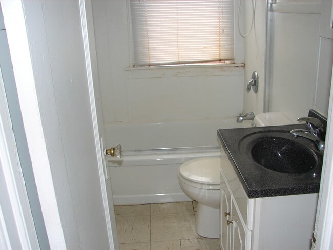 bathroom - 1037 N Brandywine Ave
