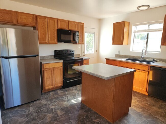 Foto del edificio - Adorable 2 bed / 2 Bath with large carport