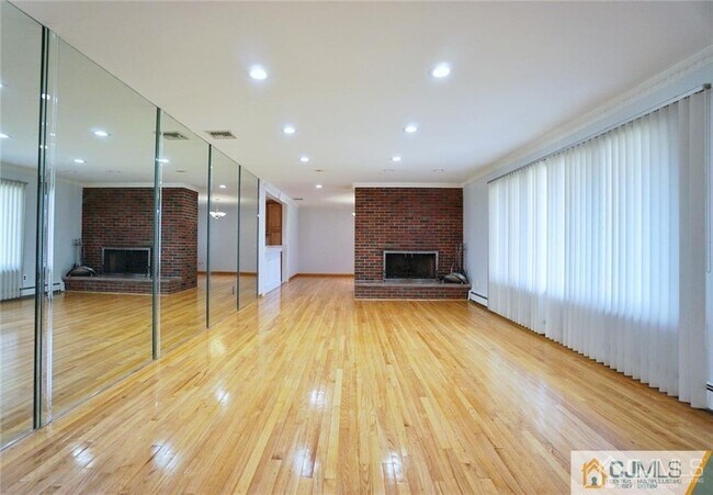Foto del edificio - 18 Fresh Ponds Rd