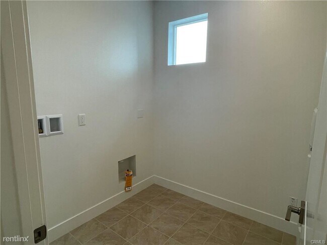 Building Photo - 3 br, 4 bath Townhome - 144 Sash
