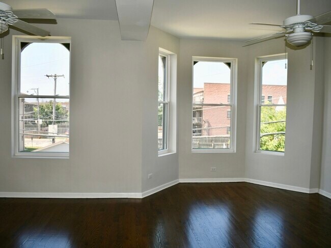 Foto del edificio - 867 E Pershing Rd