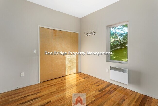 Building Photo - Modern 2-beroom Townhome in Portland's Buc...