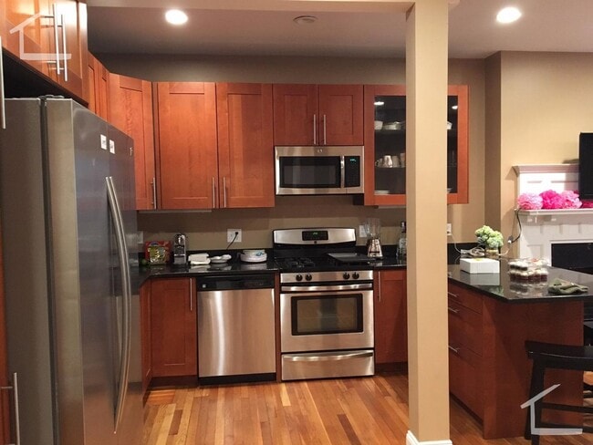 Building Photo - Unique BU Apt For You. 9/1/26!