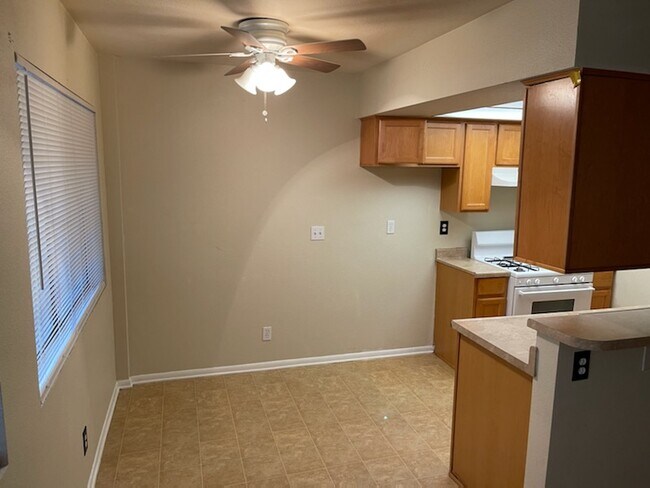Foto del edificio - 10165 Pinewood Ave