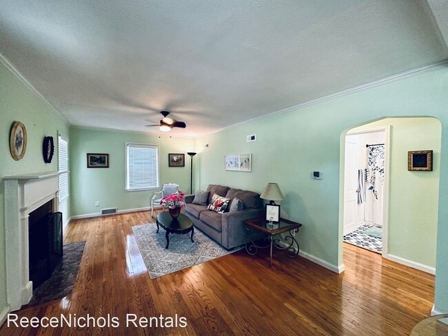 Building Photo - 3 br, 1 bath House - 4921 W 51st St