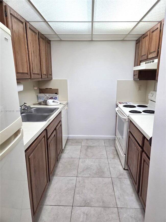 Building Photo - 1623 Collins Ave