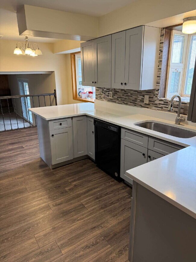 Building Photo - AVAILABLE IMMEDIATELY! Five bedroom house ...