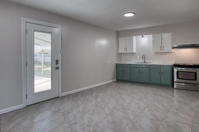 Building Photo - 3bedroom 1 bath remodeled