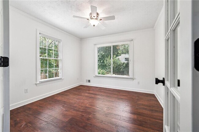 Foto del edificio - 5600 Surrey Ct