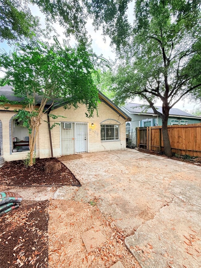 Building Photo - 6109 Saxon Dr