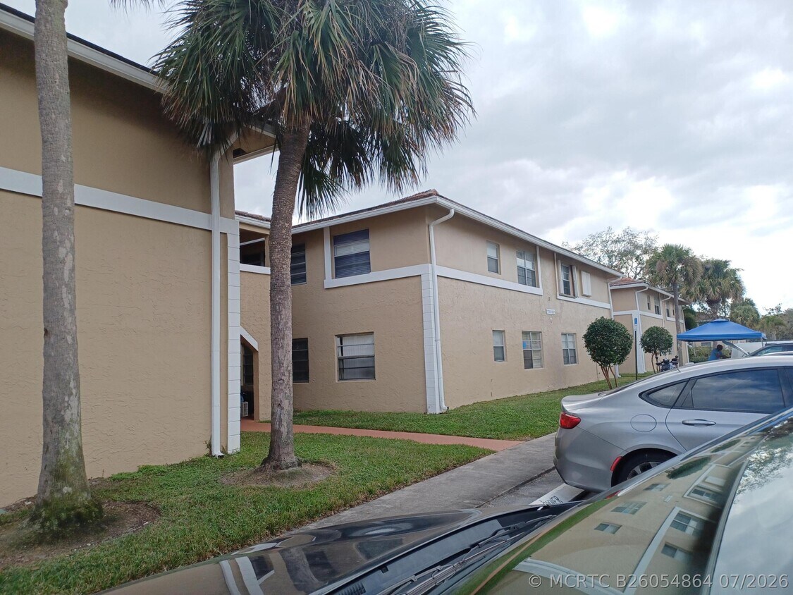 Foto del edificio - 10036 Twin Lakes Dr