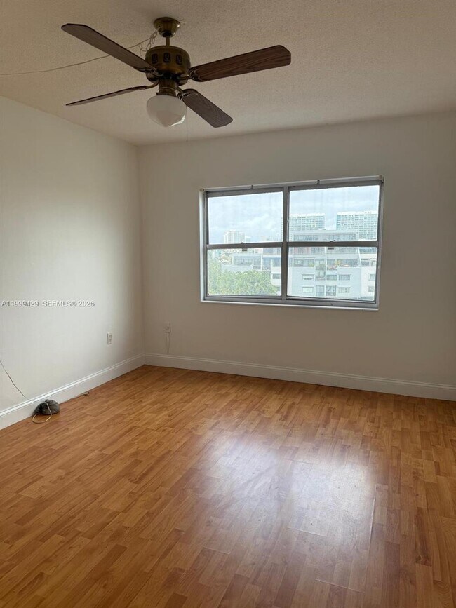 Foto del edificio - 400 Kings Point Dr