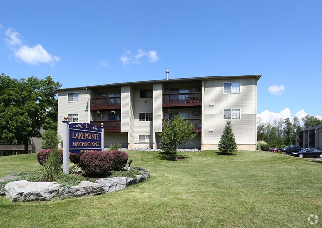 Foto principal - Lakepointe Apartment Homes