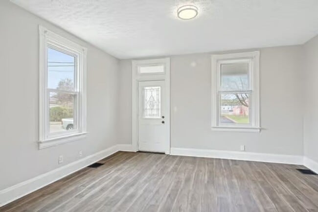 Building Photo - ST BERNARD - Charming 2 bed 1 bath fully renovated.