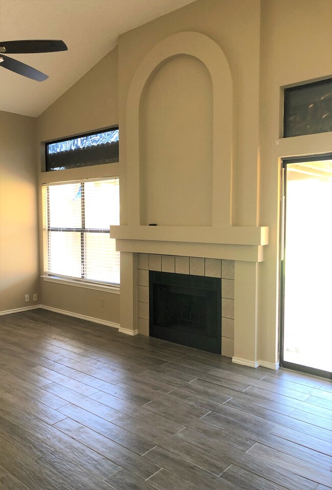 Fireplace & High Ceilings in Living Room - 6141 valley cliff