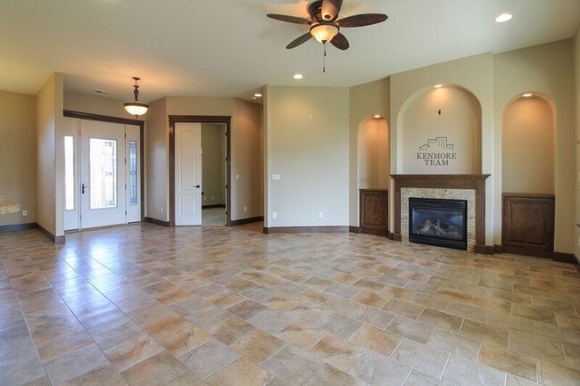 Building Photo - 3047 Bluffs Dr