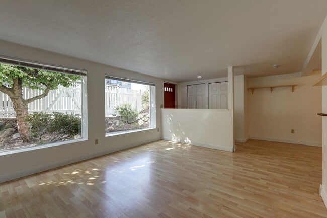 Building Photo - 529 Maple St